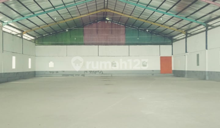 Gudang siap pakai di pinggir jalan nasional