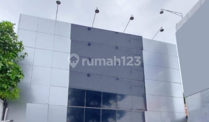 Gedung Perkantoran Lokasi Strategis Depan Jalan Raya