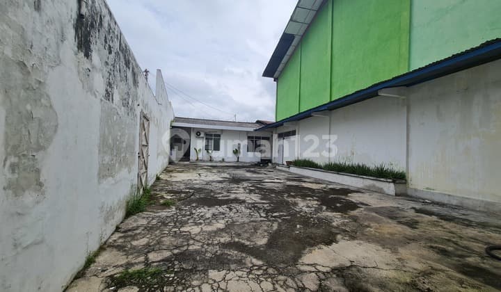 Strategic container access warehouse in Solo city center