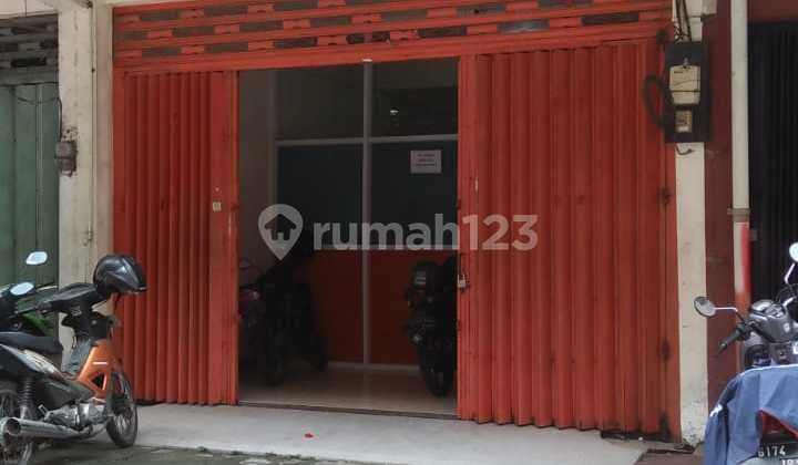 Shop house equipped with a goods lift.