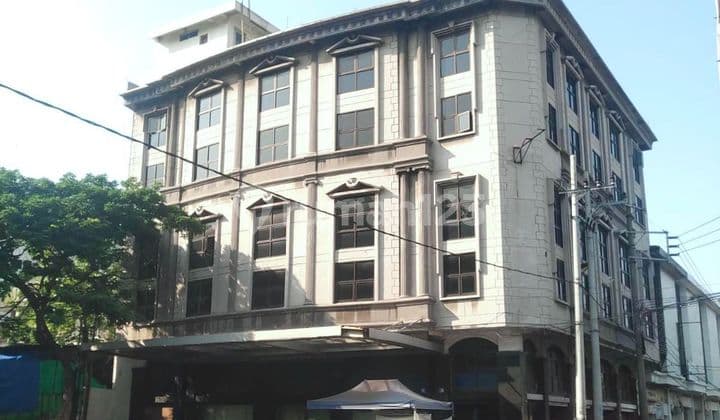 Langka & Murah! Gedung Kantor 6 Lantai di Jalan Raya Bunguran, Sebelah Pasar Atom Persis