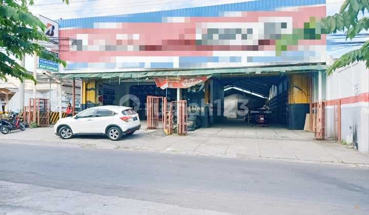 Strategic warehouse store by the side of a busy road, Condong Catur Sleman.