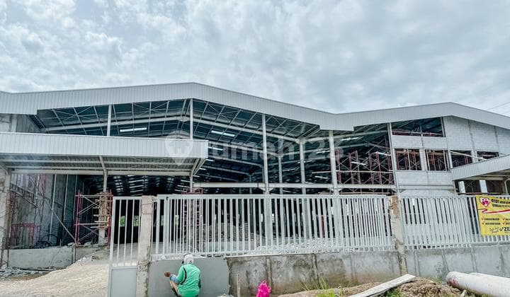 DISEWAKAN GUDANG BARU/WAREHOUSE/PABRIK PARKIRAN MOBIL LUAS READY JUNI 2022 JABABEKA CIKARANG