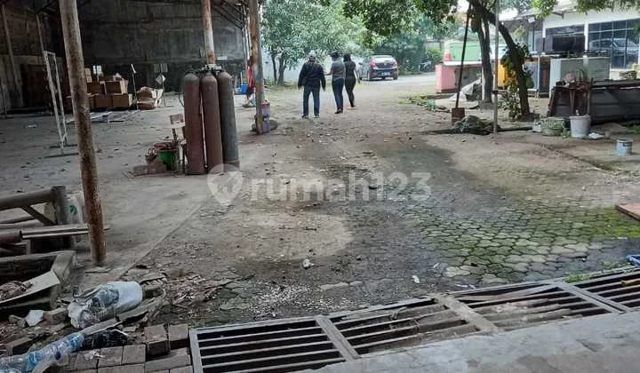 Factory / warehouse located on Salembaran highway, area 3340 m2. Factory / warehouse located on Salembaran highway, area 3340 m2.