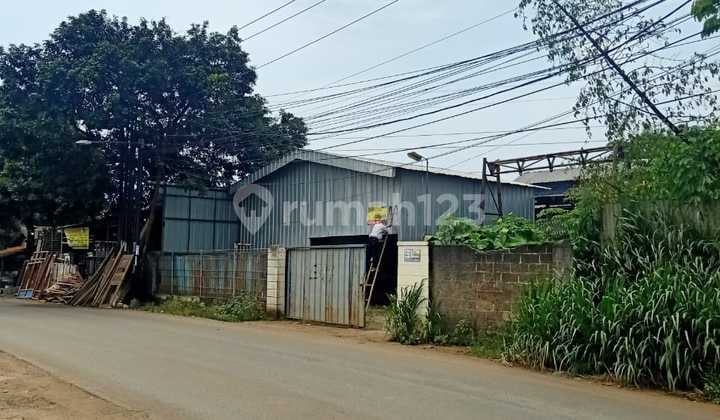 Gudang Pinggir Jalan Raya di Cikeas