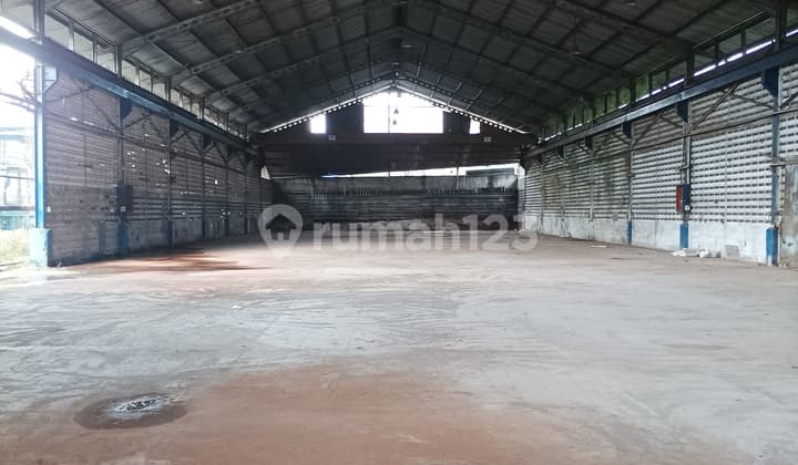 Gudang siap pakai ada crane