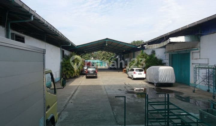 tanah dan bangunan pabrik.