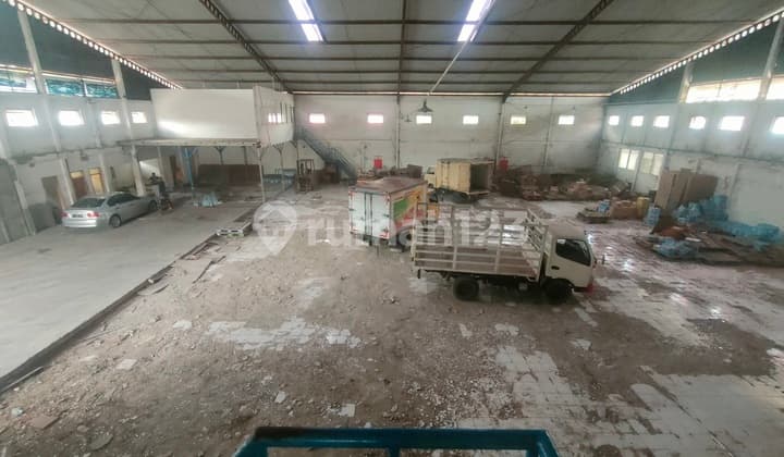 Gudang di Cisirung sayap Moch Toha SHM Hadap Selatan