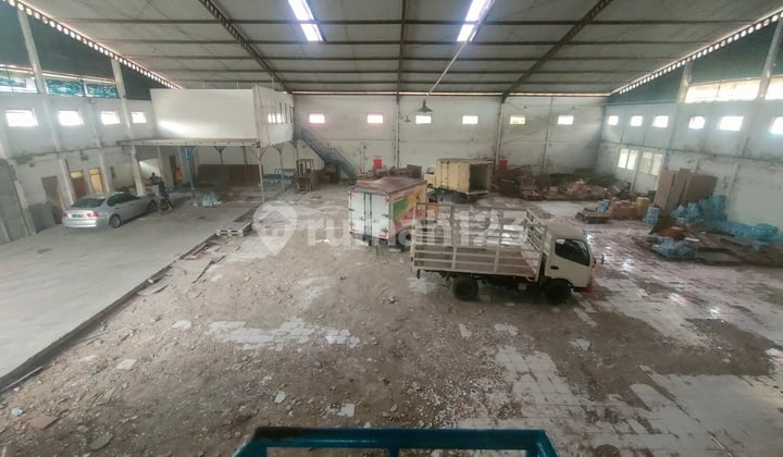 Gudang di Cisirung sayap Moch Toha SHM Hadap Selatan