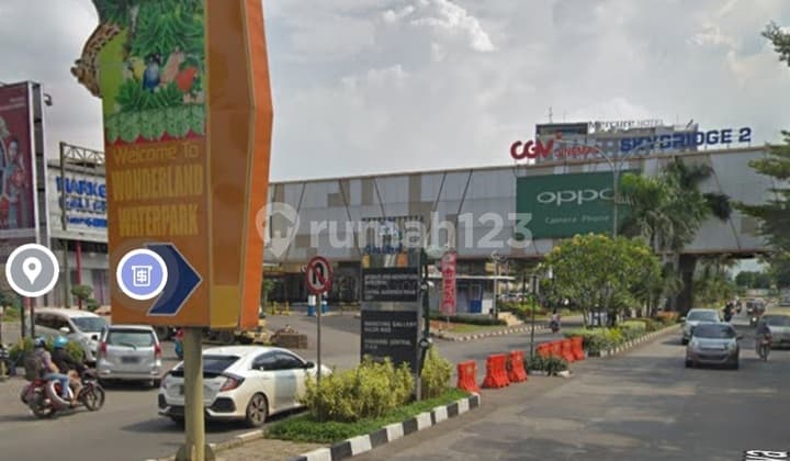 Gedung Bagus di Jalan Galuh Mas Raya Karawang