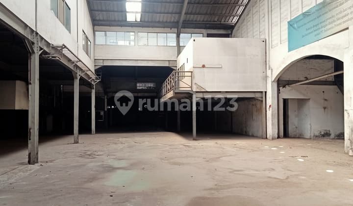 Gudang Di Depan Pintu Tol Pluit