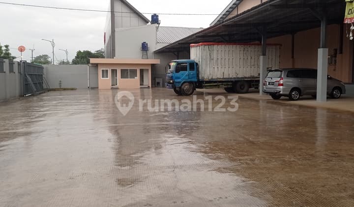 Strategic Warehouse Kemang Bogor just 400 meters from the toll gate.