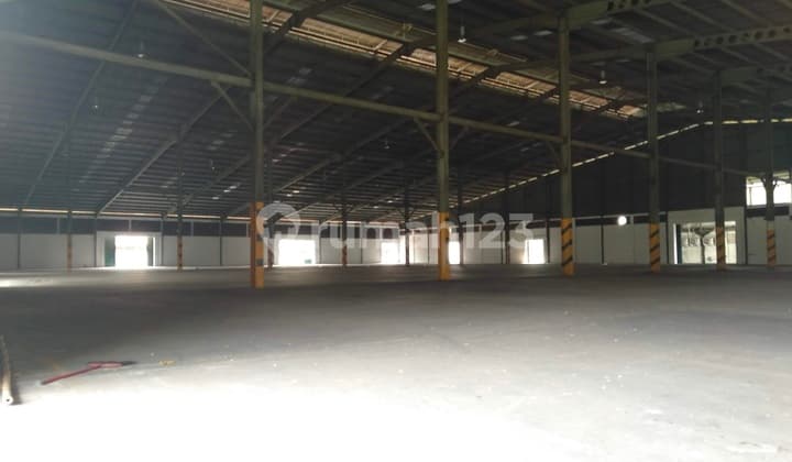 Gudang dengan loading dock siap pakai