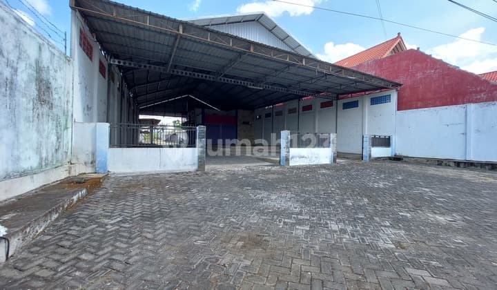 Gudang Luas Poros Jalan Raya Batu Malang