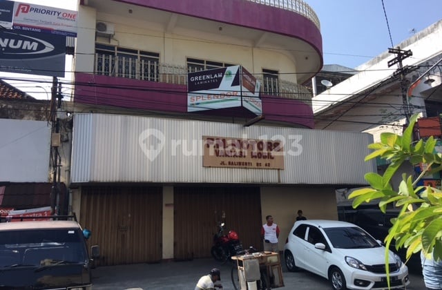 Ruko Baliwerti, Pusat bisnis, Sangat ramai