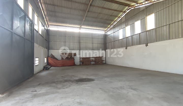 GUDANG LOKASI PINGGIR JALAN PROVINSI JEMBER. SIAP PAKAI