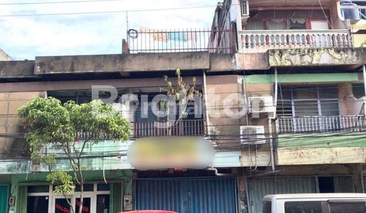 RUKO LOKASI STRATEGIS BERADA DI PINGGIR JALAN YANG RAMAI