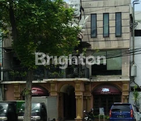 DI LOKASI ISTIMEWA...
