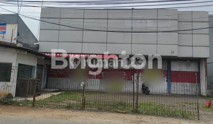 GUDANG/TANAH BEKAS BENGKEL BESAR PINGGIR JALAN DI JALAN RAYA UTAMA.