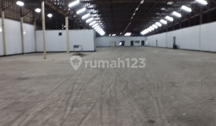 Warehouse. Ready to use. Flood-free. 40-foot container access. 5 minutes to Karawaci toll gate.