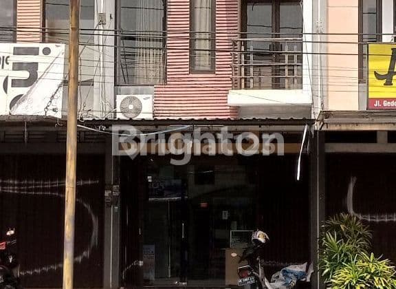 RUKO 2LT PINGGIR JALAN RAYA DEKAT GEDUNG JEC