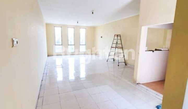 RUKO 3LANTAI NOL JALAN, JALAN KEMBAR, RAMAI ORANG LEWAT RUKO 3LANTAI NOL JALAN, JALAN KEMBAR, RAMAI ORANG LEWAT