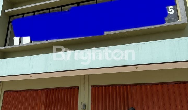 RUKO SIAP PAKAI!! LOKASI PALING STRATEGIS DI KARTASURA! BANGUNAN KOKOH DAN SANGAT TERAWAT! DEKAT KFC DAN LUWES KARTASURA!! ROW JALAN 4 MOBIL PAPASAN