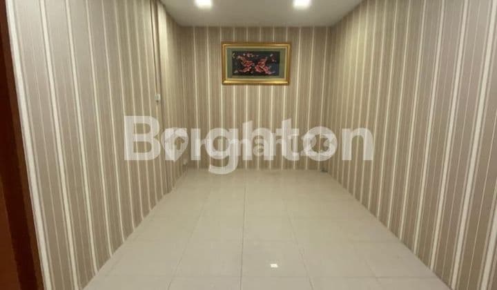 dekat sekolah dekat shopping mall