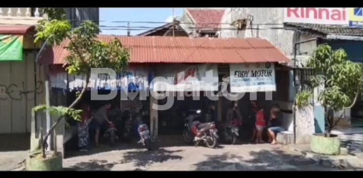 BUGISAN, PINGGIR JALAN RAYA KEMBAR. BANGUNAN HITUNG TANAH.