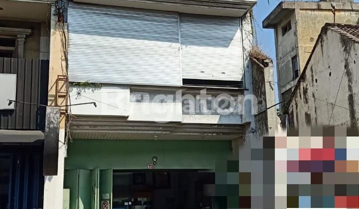RARE!! Strategically located shophouse, just a step away from Pasar Gedhe Solo. RARE!! Strategically located shophouse, just a step away from Pasar Gedhe Solo.