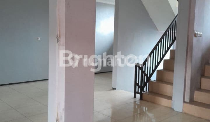 Ruko 3 lantai lokasi strategis tepi jalan besar