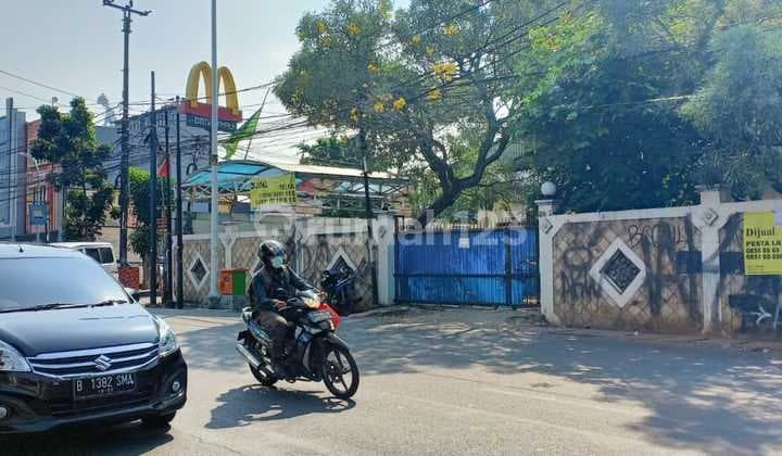 Gedung 2 lantai di Pusat Bisnis Lenteng Agung Jakarta Selatan sangat cocok buat Kantor , Resto dan Showroom berada di depan Stasiun Lenteng Agung kawasan sekitarnya sdh banyak perkantoran dan Resto .