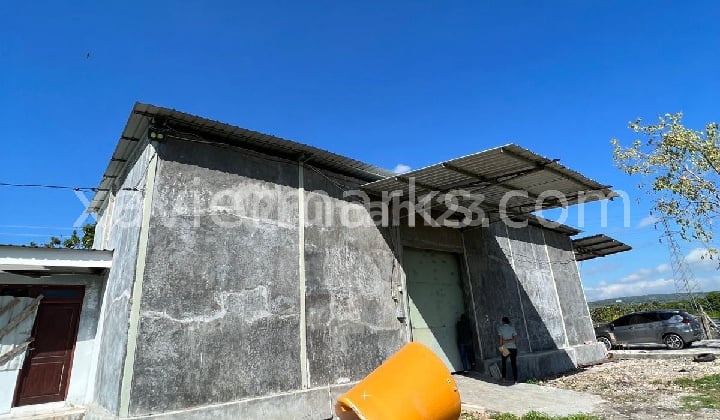 Warehouse in Alak with a room. Very strategic.