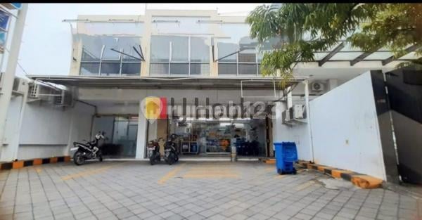 Bangunan usaha di jalan Jendral Sudirman Bangunan usaha di jalan Jendral Sudirman