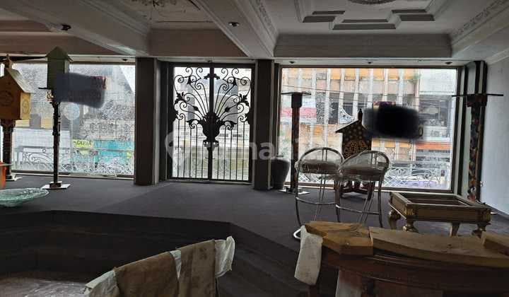 Di Showroom Di Sayap ASIA AFRIKA DALAM KAUM BANDUNG