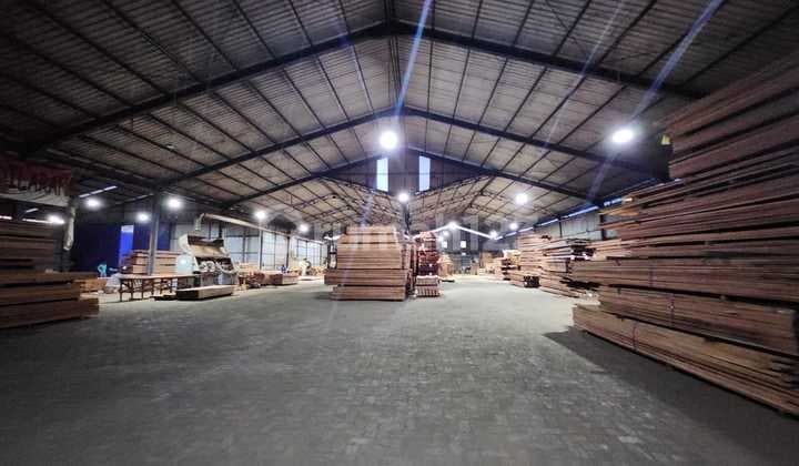 Mranggen Warehouse, Spacious Parking Area