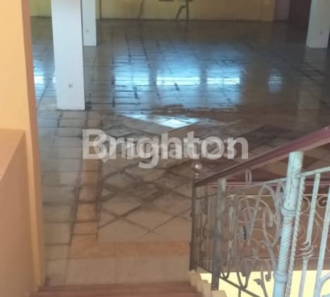Gedung Komersial 2 lantai di Raya Darmo Surabaya Pusat