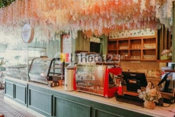 Bangunan usaha di jalan Pleburan