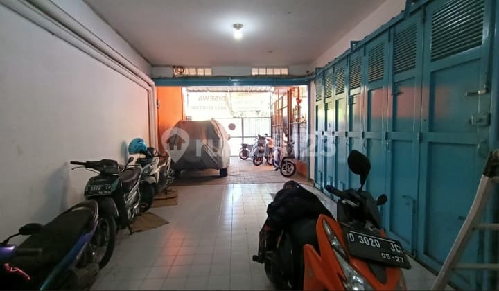 Tempat Usaha Daerah Ramai Holis