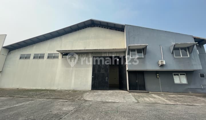 Ready-to-Use Warehouse with Hook Position in Jatake Industrial Area
