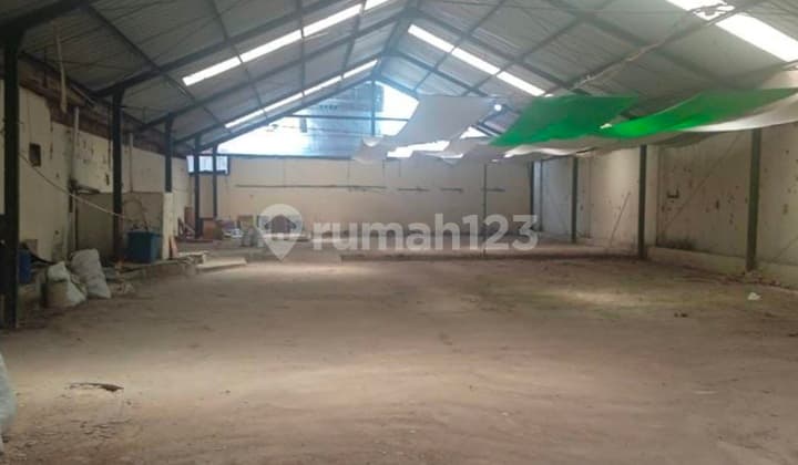 Ready-to-Use Warehouse, Strategic Location, Single-Axle Truck Access.