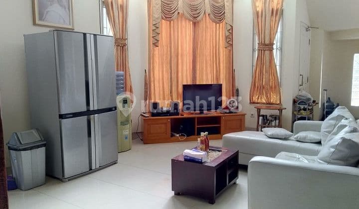 Semi-furnished habitable hook house in Muara Karang block 10