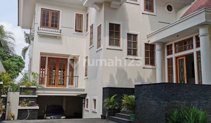 Rumah Mewah Kolam Renang View Nempel Golf Lippo Karawaci