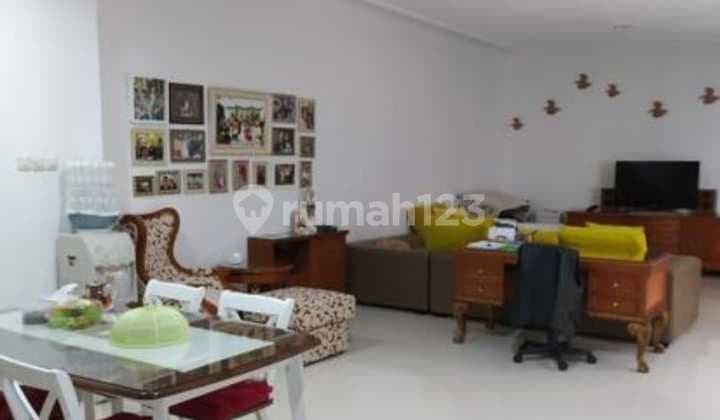 Rumah 2 Lantai Minimalis Setraduta