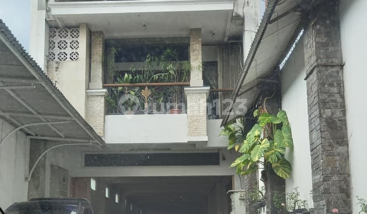 Dijual Rumah sekaligus tempat usaha yang sangat luas.