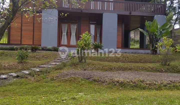 Rumah Kayu Depan Danau