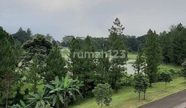 Rumah Depan Danau Golf