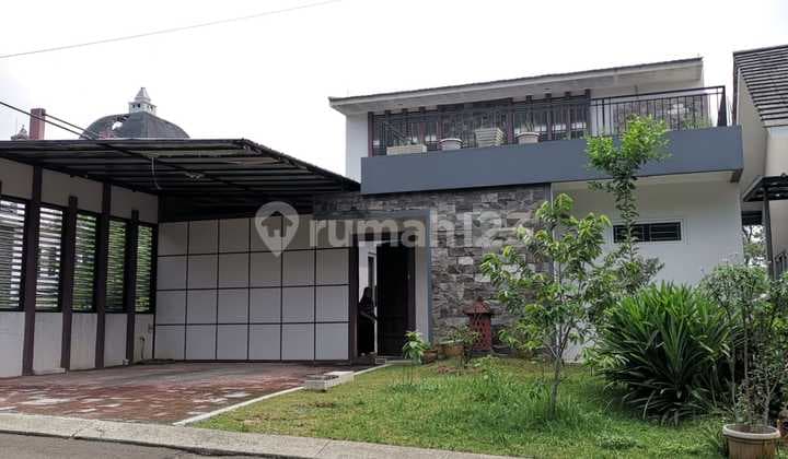 Rumah Berbalkon Lapangan Golf