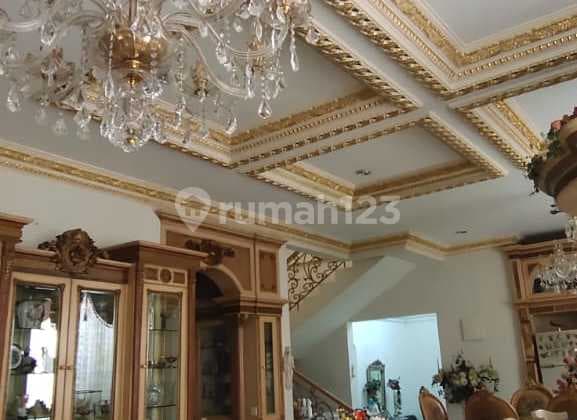 Rumah Klasik Depan Danau