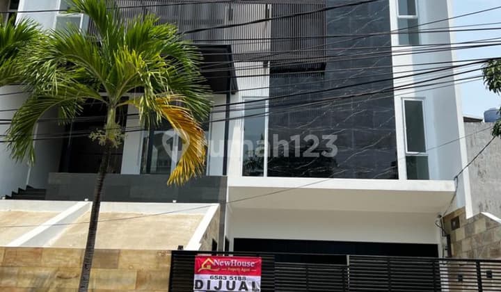 Rumah 3 1/2 Lantai, Ada Lift, Kolam Renang, Akaes Jalan 3 Mobil Lega. Lokasi Sangat Strategis